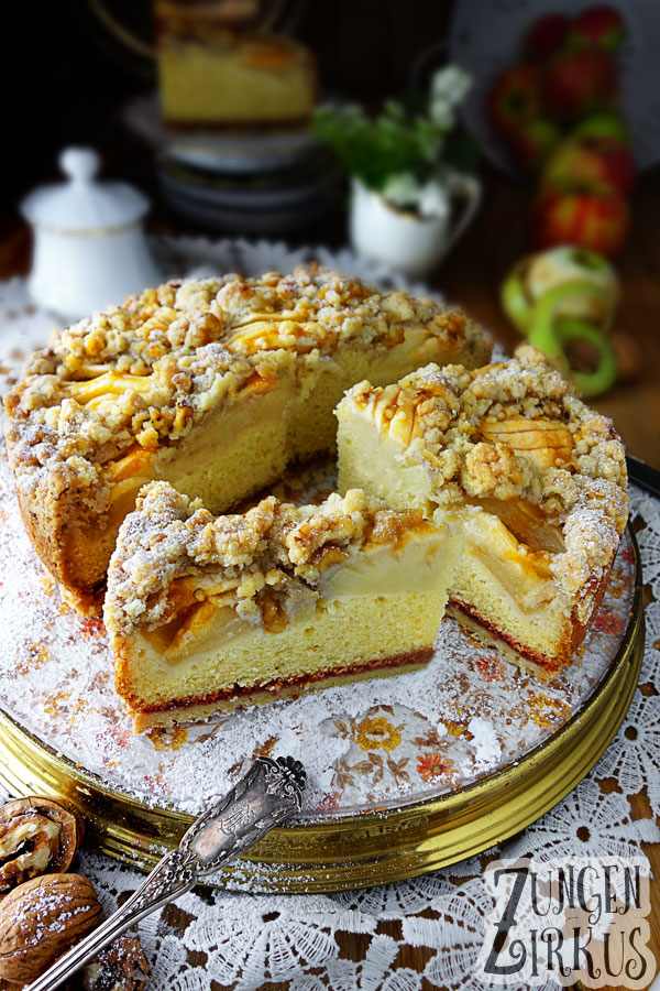 einfacher Apfelkuchen mit Walnüssen