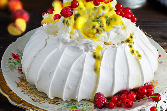 Pavlova mit Schlagsahne