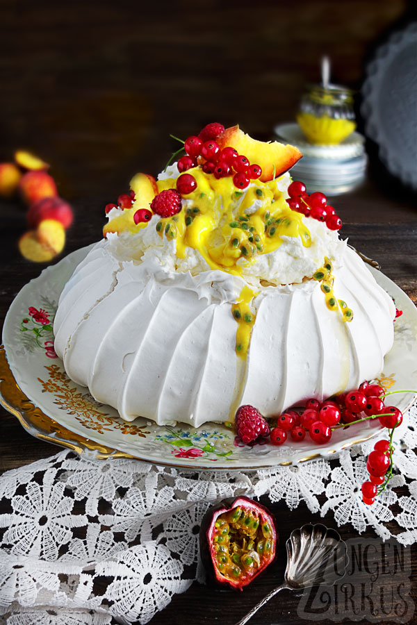 Pavlova mit Schlagsahne