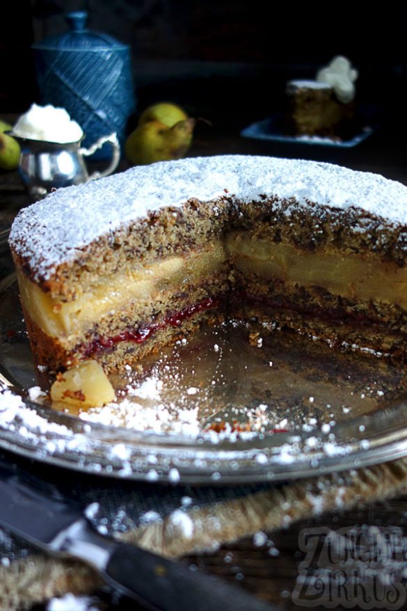 Nusskuchen mit Birnenfüllung und Preiselbeeren - Zungenzirkus