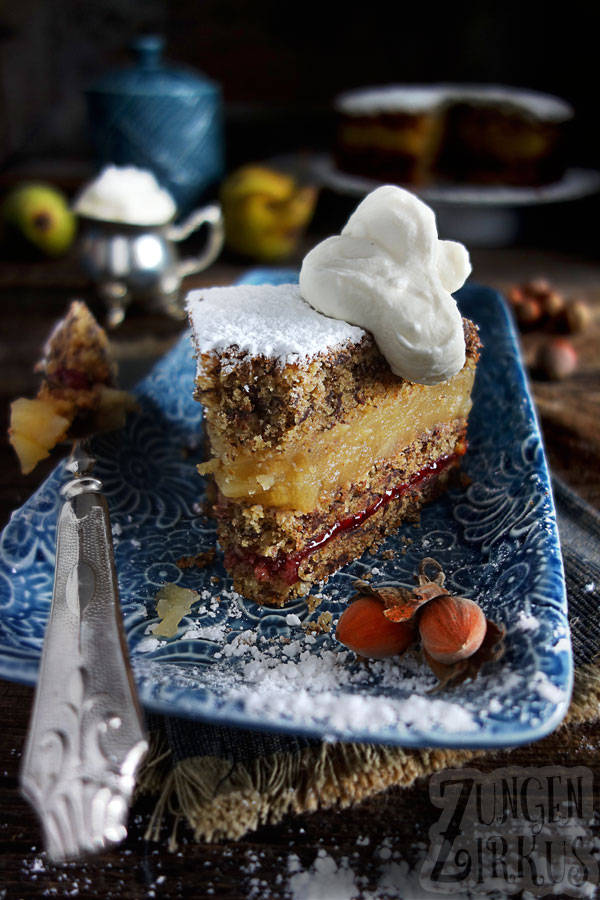 Nusskuchen mit Preiselbeeren und Birnen