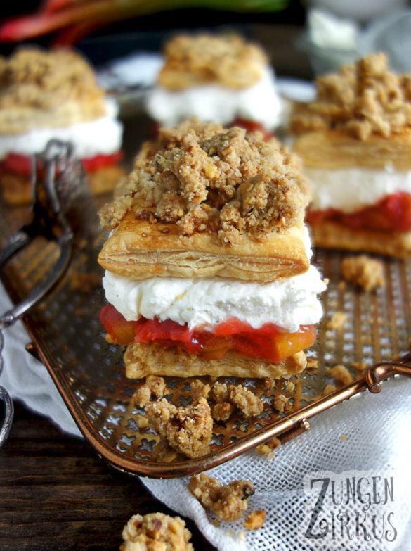 Prasselschnitten mit Rhabarber u. Schlagsahne - Zungenzirkus Prasselschnitten mit Rhabarber u. Schlagsahne - Zungenzirkus