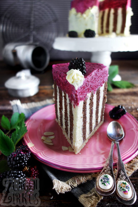 Wickeltorte mit weißer Schokosahne und Brombeercreme - Zungenzirkus