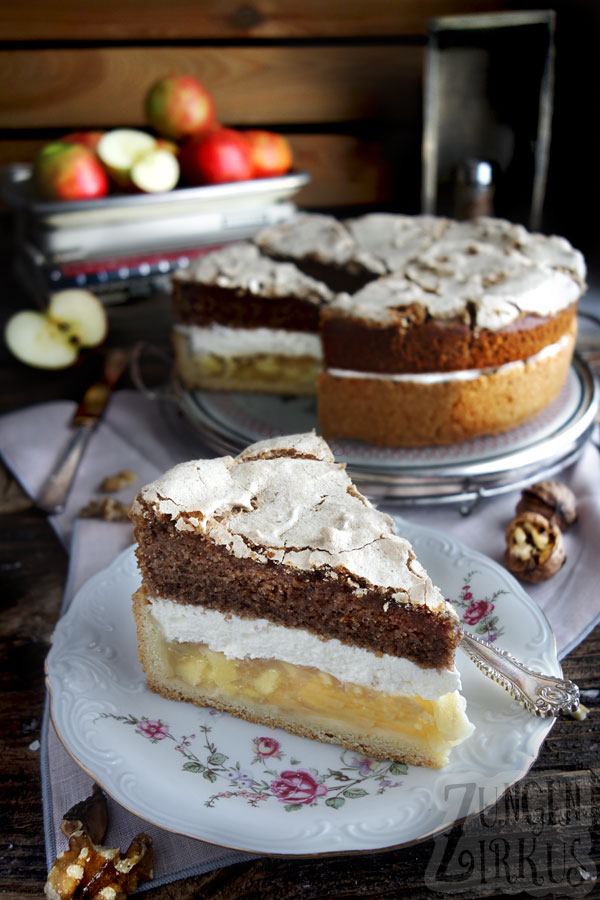 Apfeltorte mit Schlagsahne und Zimt