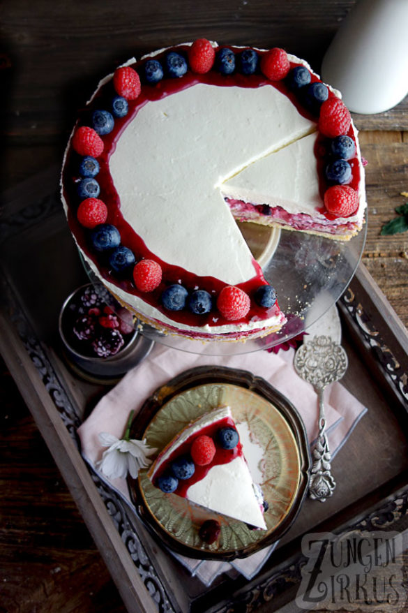 Beeren-Cremetorte mit Biskuit, luftig und fruchtig - Zungenzirkus