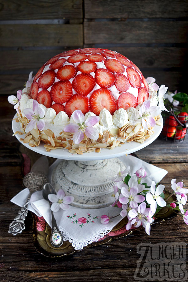 Erdbeer-Charlotte / Kuppeltorte mit Erdbeeren - Zungenzirkus