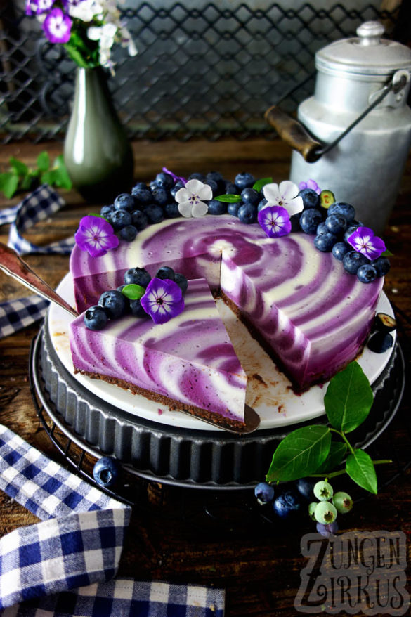 No bake-Cheesecake mit Heidelbeeren und Bröselboden - Zungenzirkus