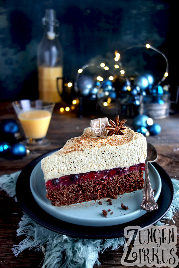 Ein Stück der Eggnog-Torte. Mit Gewürzkuchen und Beeren. Tolle Weihnachtstorte!