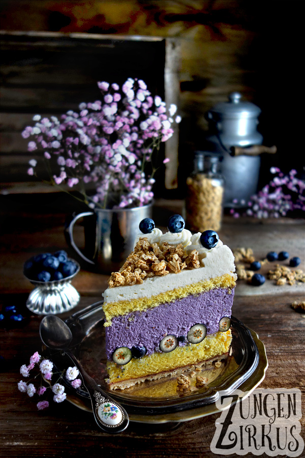 Violette Heidelbeer-Knusper-Torte. Schöner Tortenanschnitt mit Knuspermüsli