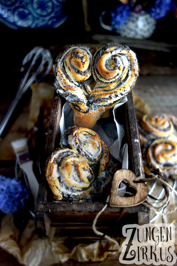 Mohnschnecken in Herzform. Schönes Hefegebäck mit Zuckerguss. 