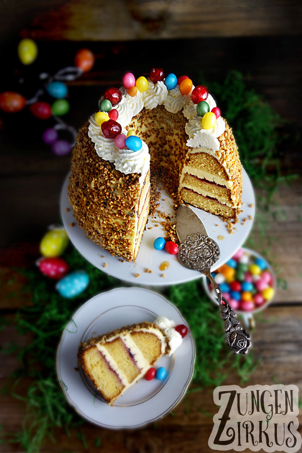 Frankfurter Kranz dekoriert mit Zuckerostereiern als Ostertorte