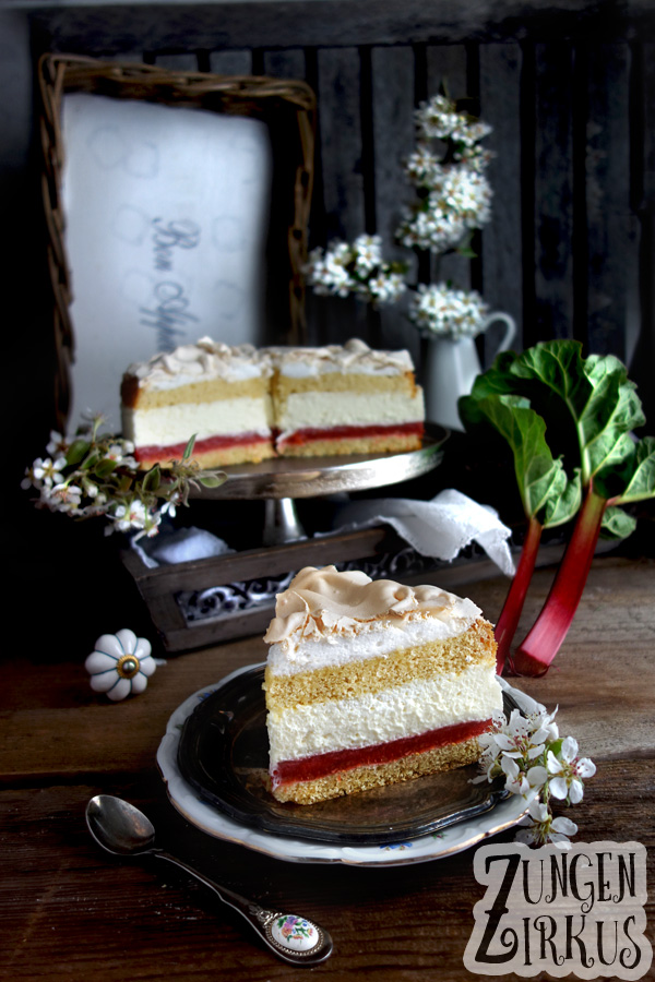 Rhabarber-Baiser-Torte gefüllt mit einer Rhabarberschicht und weißer Schokomousse