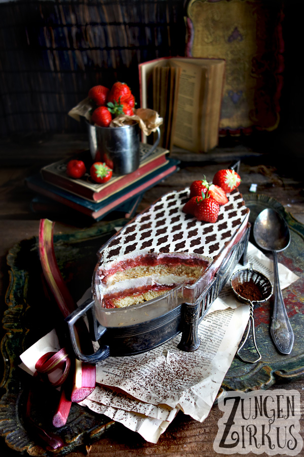 Rhabarber-Tiramisu geschichtetes Dessert mit Rhabarber und Löffelbiskuit