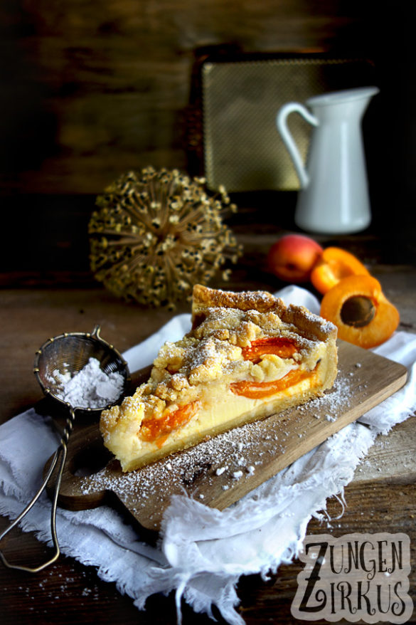 Aprikosen-Streuselkuchen. Aprikosenkuchen mit weißer Schokocreme und Sreusel