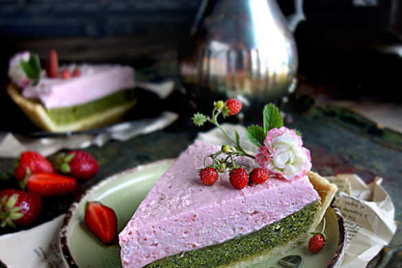 grüne Kürbiskern-Tarte mit einer roase Creme aus Erdbeeren und Mascarpone