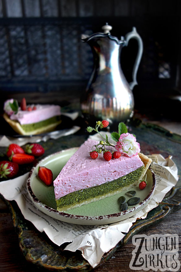 grüne Kürbiskern-Tarte mit einer roase Creme aus Erdbeeren und Mascarpone