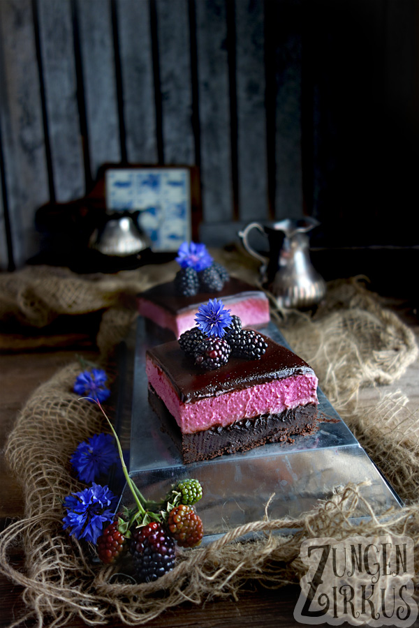 Brownies mit Brombeeren. Dunkler Schokokuchen mit lila Brombeermousse