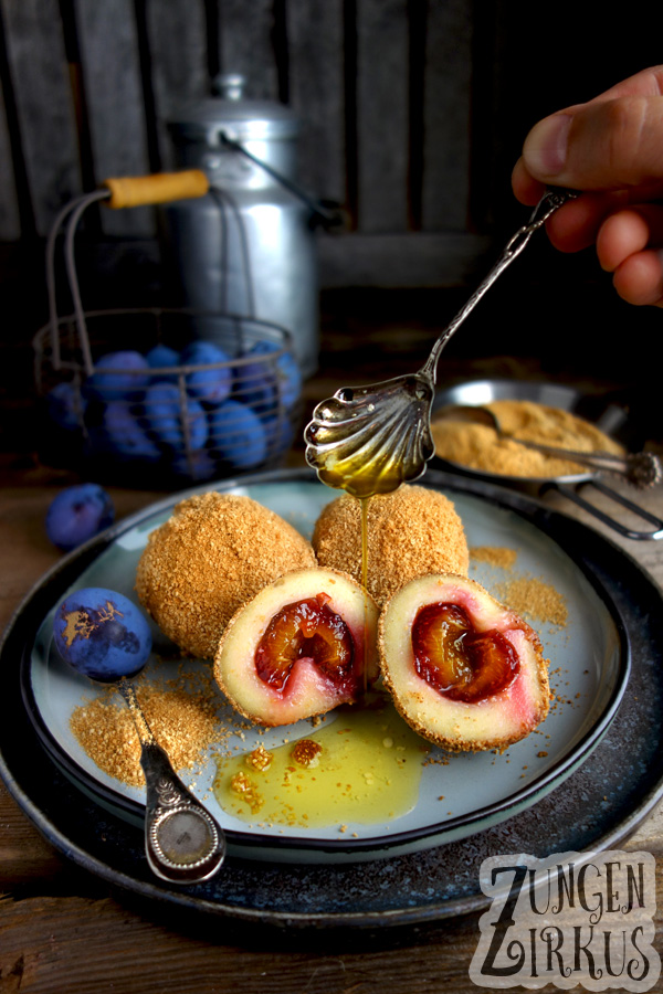 Zwetschgenknödel Zwetschgenklöße mit Semmelbrösel und Butter