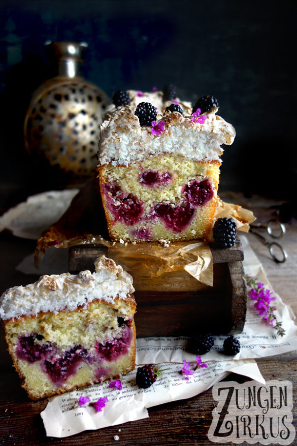 Brombeer-Kastenkuchen mit einer Haube aus Kokosbaiser