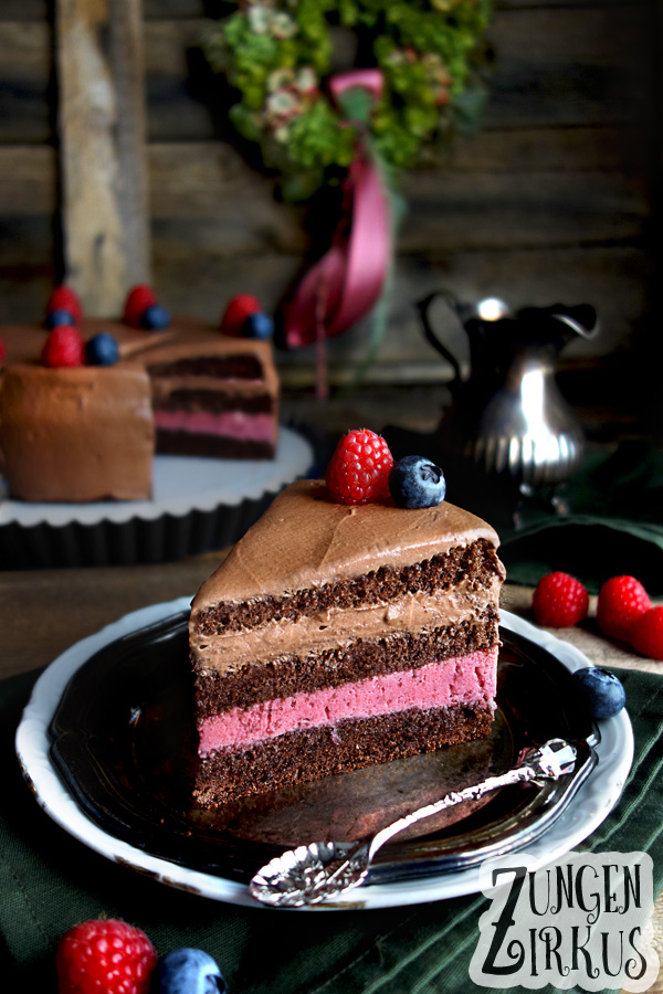 Geschichtete Schokosahnetorte mit Beeren