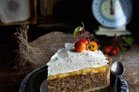 Apfel-Zimtkuchen Apfelkuchen mit Nüssen und Schlagsahne