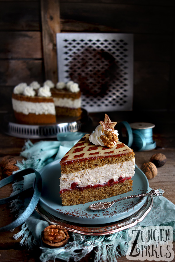 Walnuss-Sahnetorte mit Sahnefüllung und Marzipan