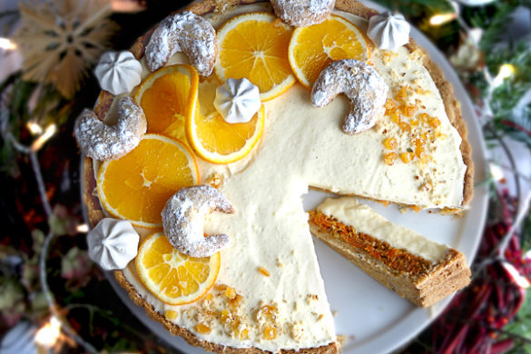 Weihnachtliche Vanillekipferl-Tarte mit Orangen und Kipferl dekoriert