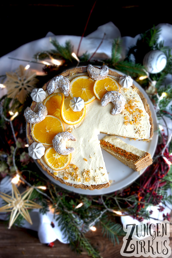 Weihnachtliche Vanillekipferl-Tarte mit Orangen und Kipferl dekoriert