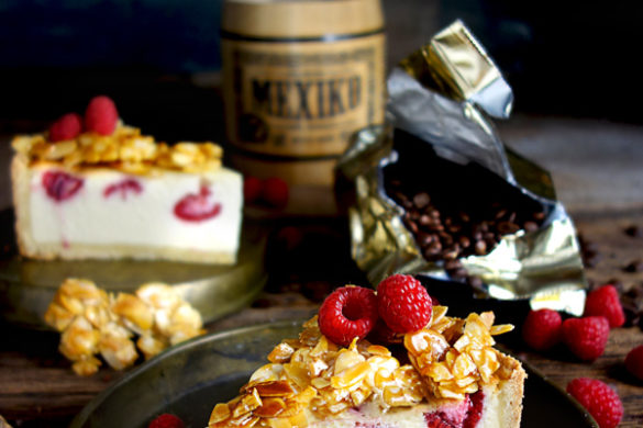 Weißer Kaffee-Käsekuchen mit Himbeeren und einer Schicht Mandelkrokant