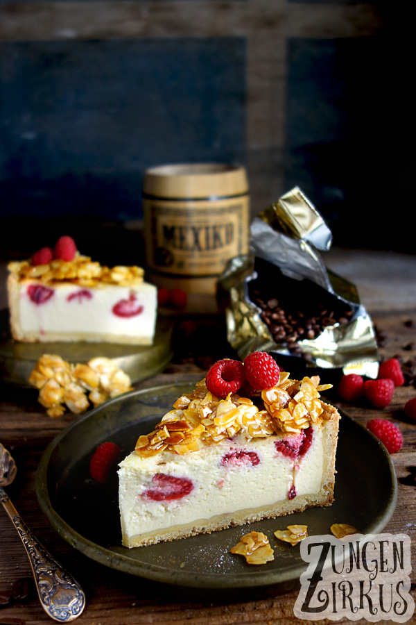 Weißer Kaffee-Käsekuchen mit Himbeeren und einer Schicht Mandelkrokant