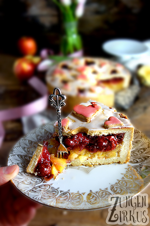 gedeckter Apfel-Kirschkuchen für Valentinstag