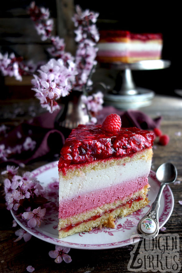 Sommerliche Himbeersahnetorte mit Blütenzweigen