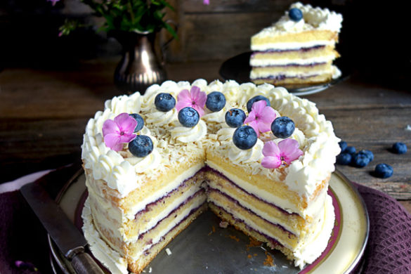 Quark-Buttercreme-Torte mit Heidelbeerschicht und Sahne