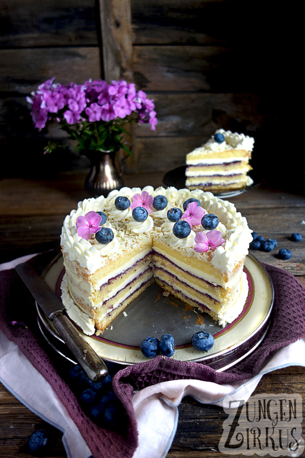 Quark-Buttercreme-Torte mit Heidelbeerschicht und Sahne