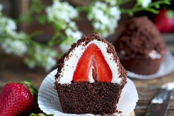 Maulwurfkuchen mit Erdbeeren