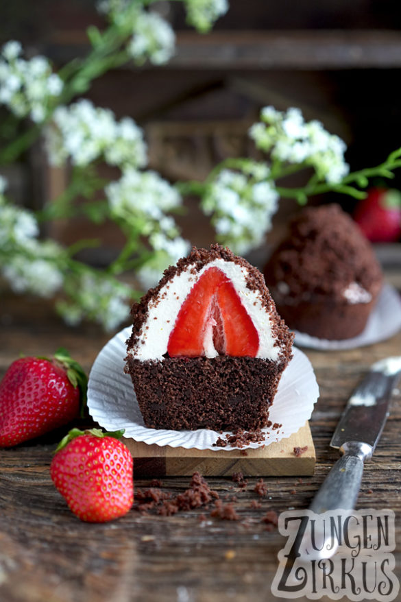 Maulwurfkuchen mit Erdbeeren