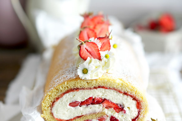 Biskuitrolle mit Erdbeeren Erdbeerrolle