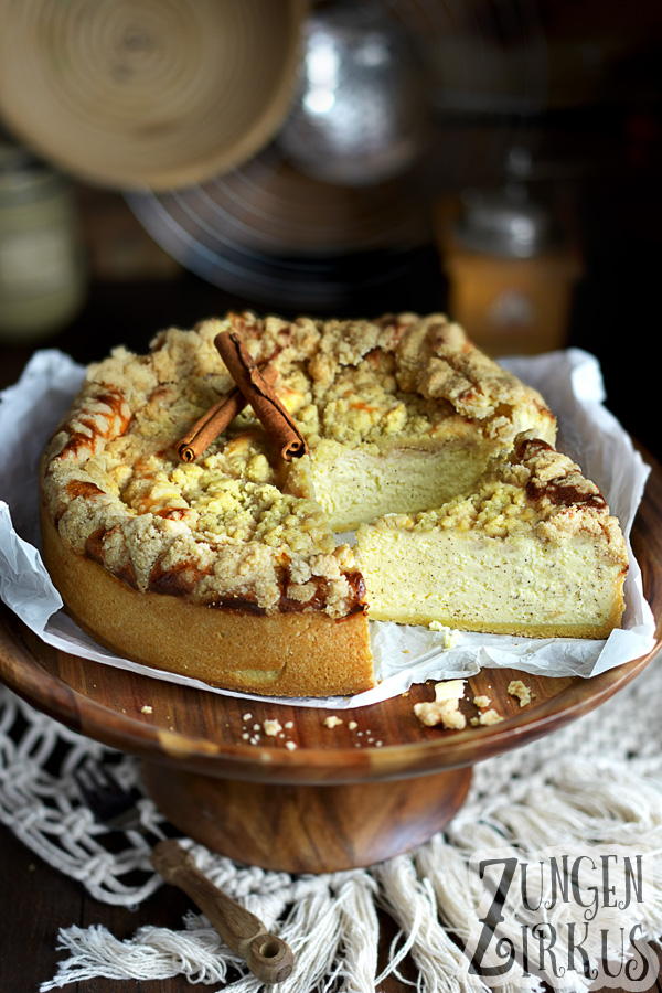 Deutscher klassischer Käsekuchen mit Streusel