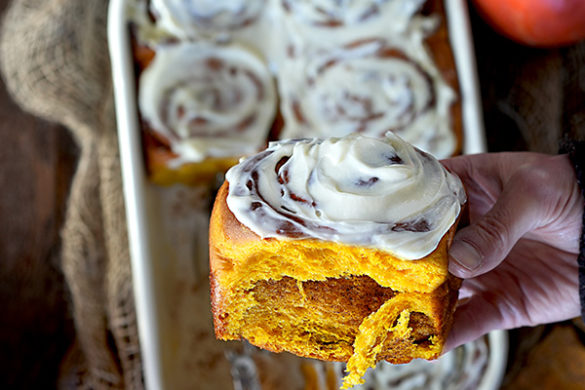 Kürbis-Zimtschnecken leuchtend geld mit Frosting