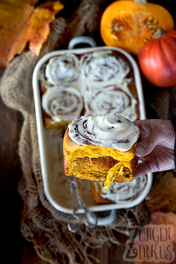 Kürbis-Zimtschnecken leuchtend geld mit Frosting