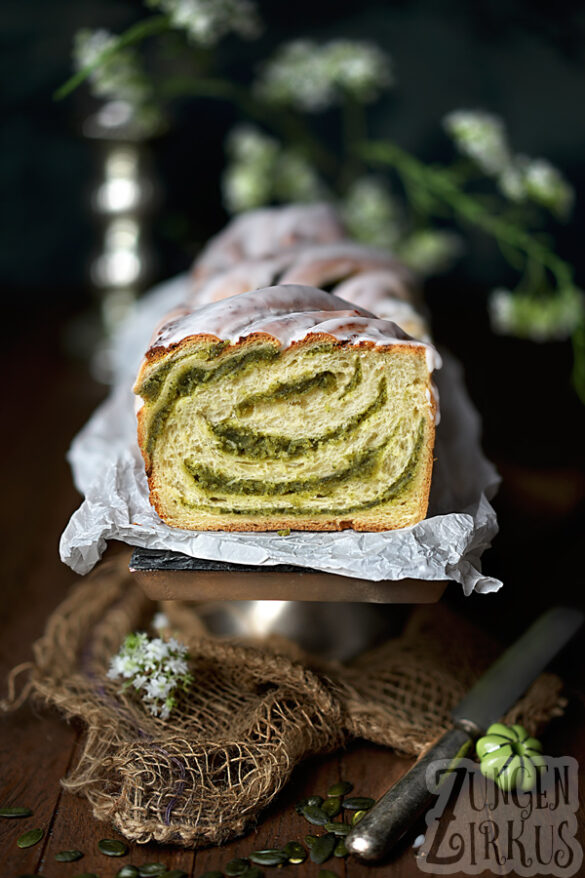 Hefezopf mit Marzipan und Kürbiskernen