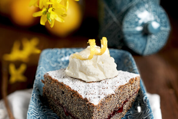 Schlesische Mohntorte Anschnitt mit Puderzucker