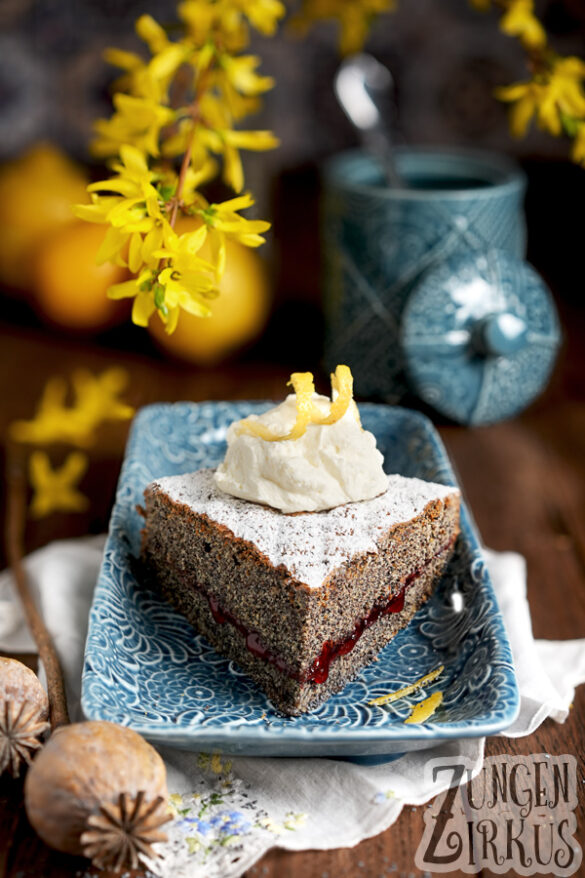 Schlesische Mohntorte Anschnitt mit Puderzucker