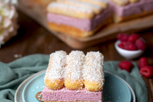 Himbeer-Kokos-Schnitten. Getränkte Löffelbiskuits und Himbeercreme