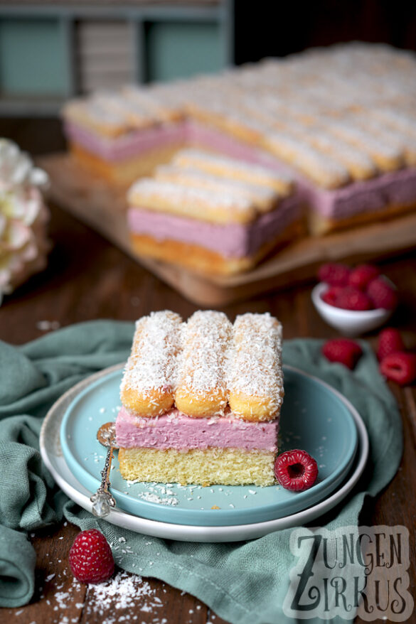 Himbeer-Kokos-Schnitten. Getränkte Löffelbiskuits und Himbeercreme