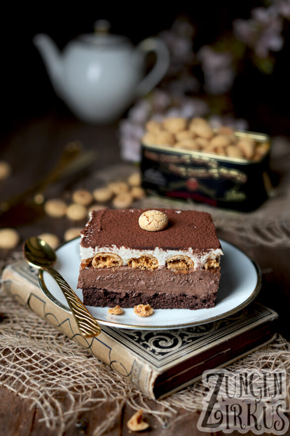 Schokokuchen mit Schokomousse, Marzipanmousse und Amarettine