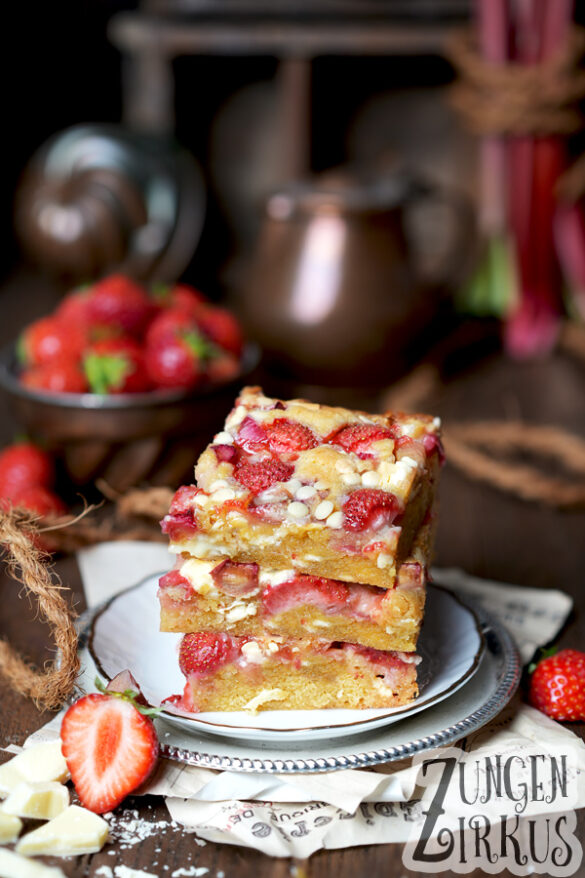Erdbeer-Blondies Blondies mit Erdbeeren, Rhabarber und weißer Schokolade