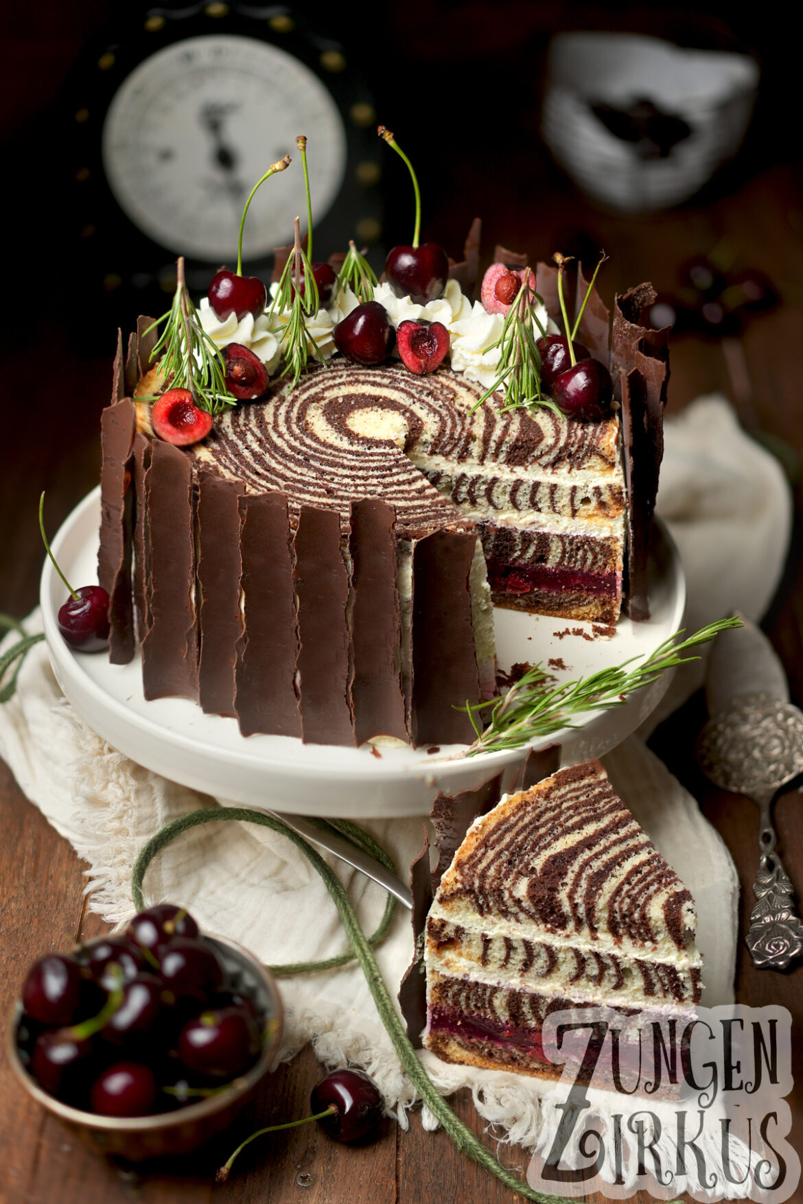 Baumstamm-Torte mit der Optik eines Baumstumpfes. Geschmacklich ähnlich Schwarzwälder Kirschtorte