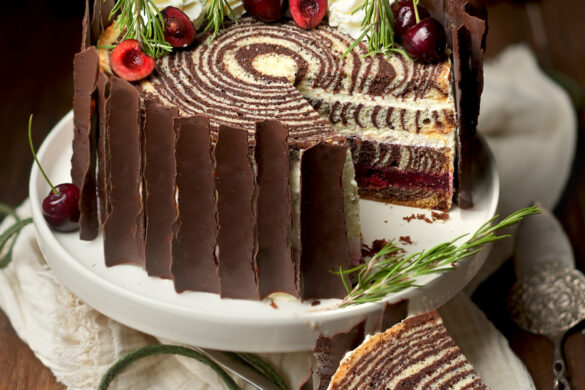 Baumstamm-Torte mit der Optik eines Baumstumpfes. Geschmacklich ähnlich Schwarzwälder Kirschtorte
