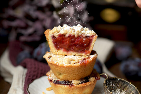 Zwetschgen-Küchlein mit Streusel. In Muffinform gebackene, kleine Mürbeteig-Törtchen. Mit Puderzucker bestaubt.